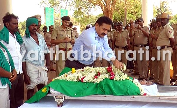 ರೈತ ವಿರೋಧಿ ಚೆಂಡುಹೂ ಕಾರ್ಖಾನೆ ಹೋರಾಟಕ್ಕೆ ರೈತ ಬಲಿ; ಜಿಲ್ಲಾಡಳಿತ ಭವನದ ಮುಂದೆ ಶವವಿಟ್ಟು ಪ್ರತಿಭಟನೆ